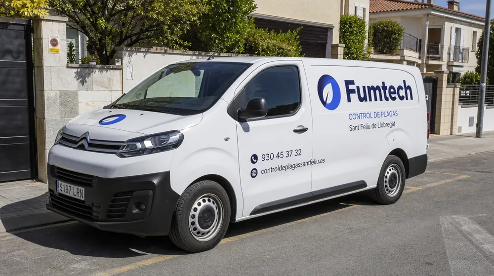 Vehículo rotulado de Fumtech, empresa de control de plagas en Sant Feliu de Llobregat